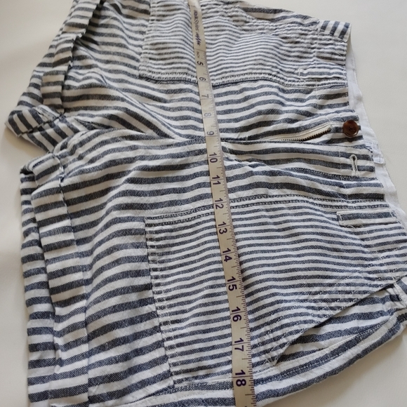 GAP Linen Blend girlfriend Chino shorts - Picture 5 of 10